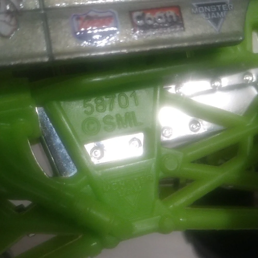 HTF! Avenger Monster Truck W Neon Green Frame Scale 1/64